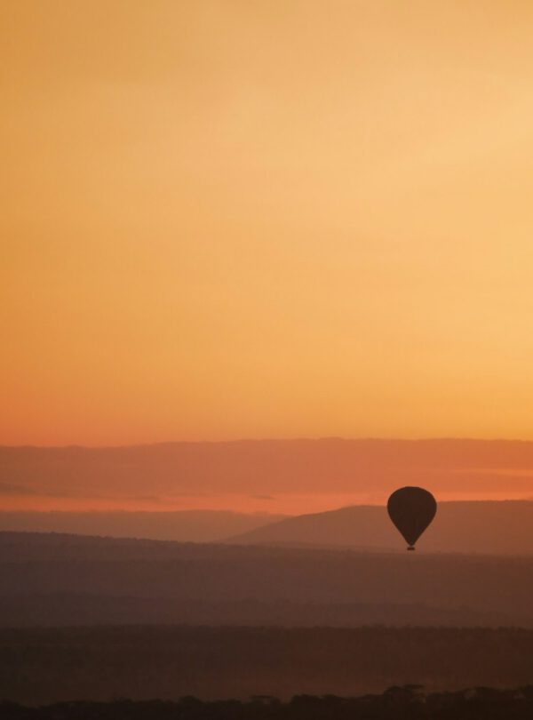 hot air balloon on mid air raeunm3e2q4